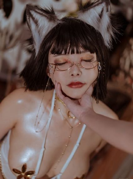 翘着光屁股趴在办公室_BD英语超清在线观看
