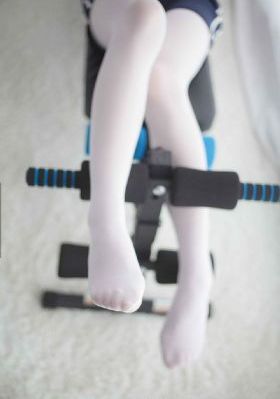 含着她两个硕大的乳峰视频_国语版中文版